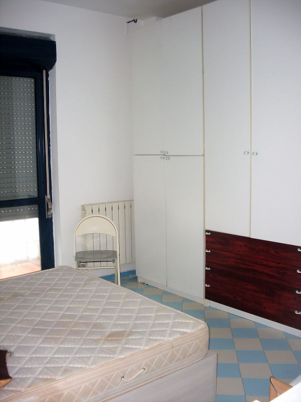 Meini-camera-letto-armadio-e-balcone-520-Euro-incl.-acqua-e-cond.-0001-1.jpg