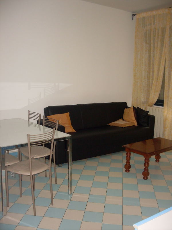 Meini-soggiorno-divano-520-Euro-incl.-acqua-e-cond.-0001.jpg