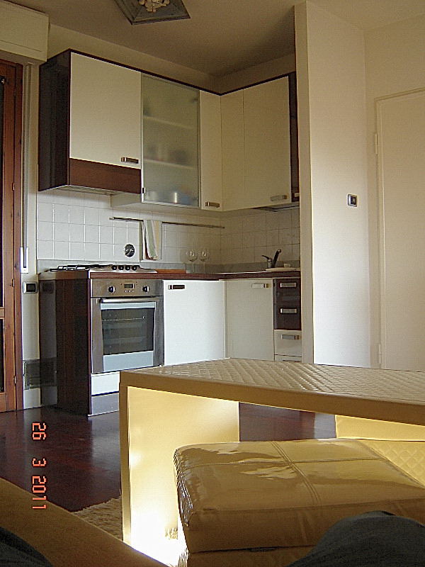 RIF.-5023-bella-foto-cucina-dal-divano-verticale0001.jpg