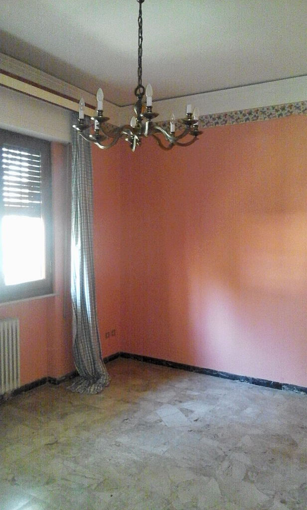 RIF.-5024-stanza-rosa-con-lampadario-verticale0001.jpg