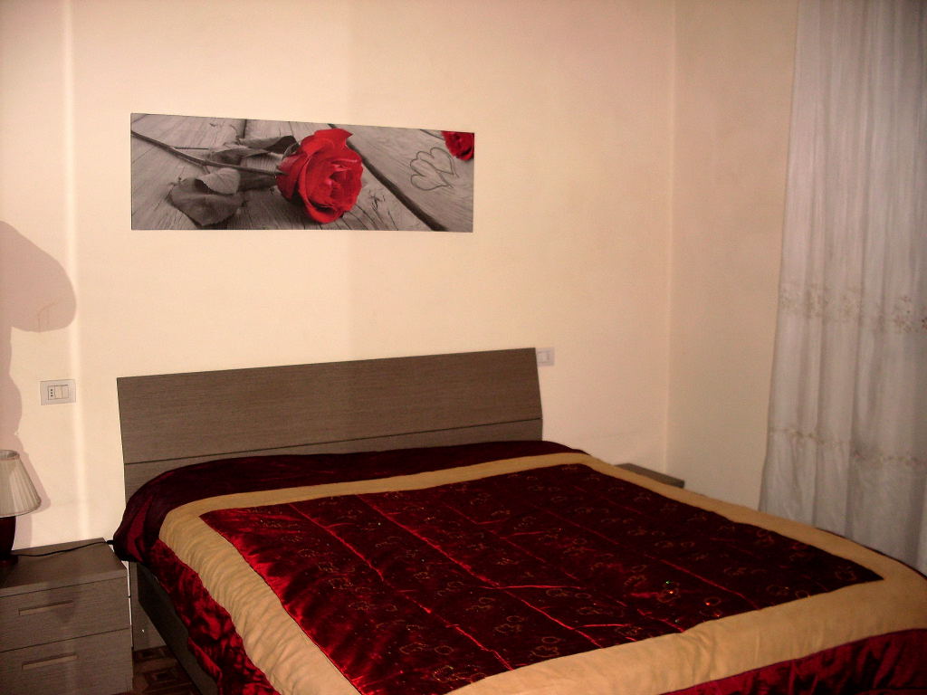 RIF.-1032-A-camera-matrimoniale-letto-quadro-rosa0001.jpg