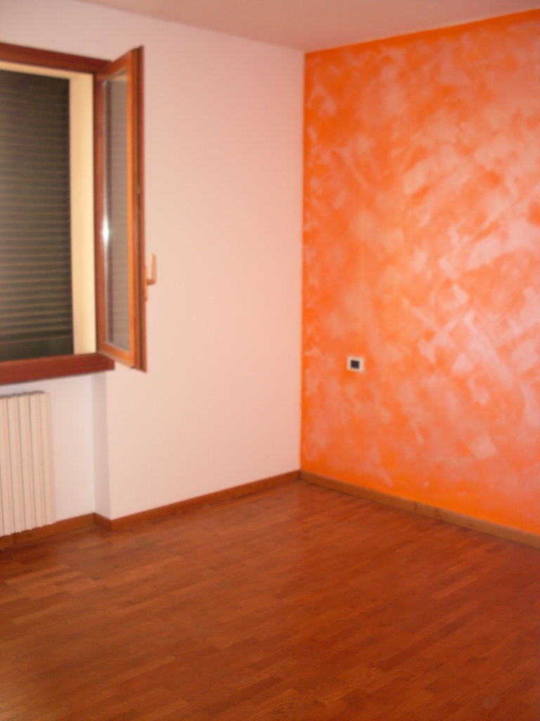 RIF.-5064-2-a-camera-matrimoniale-parete-arancione-verticale0001.jpg