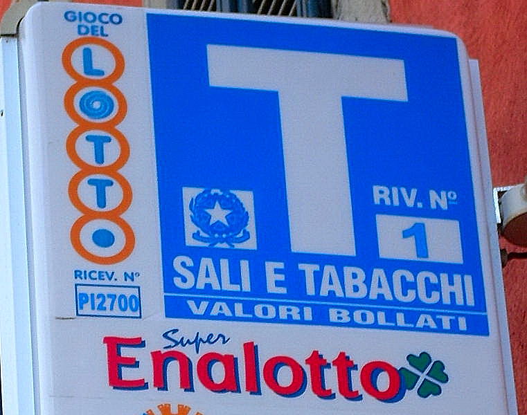 Lucca Tabaccheria Ricevitoria completa E. 210.000