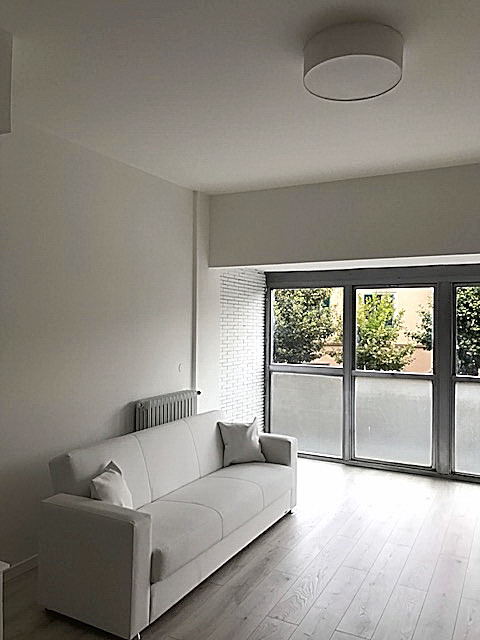 RIF.-2390-A-soggiorno-con-finestre-grandi-e-divano-bianco0001.jpg