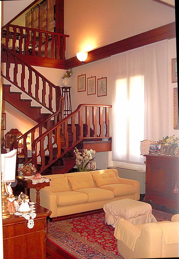 RIF.5094-soggiorno-doppia-altezza-vista-divani-bianchi-e-scale-legno-studio0001.jpg