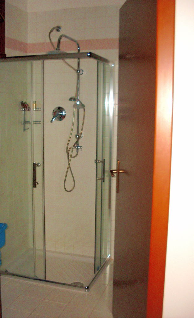 RIF.5110-bagno-finestrato-con-box-doccia-nel-seminterrato0001.jpg