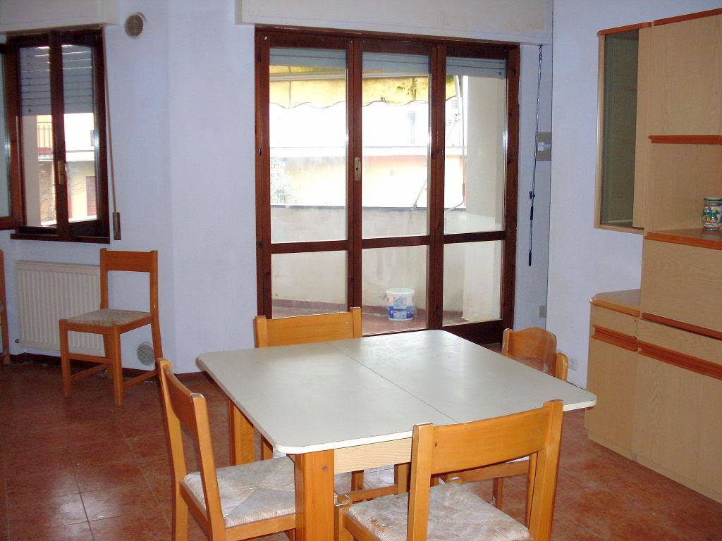 RIF. 5117 soggiorno orizzontale con tutte finestre 0001
