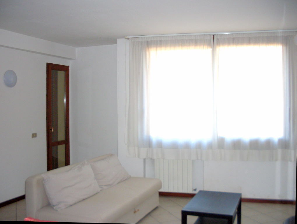 RIF.-2241-A-Soggiorno-divano-chiaro-e-finestroni0001.jpg