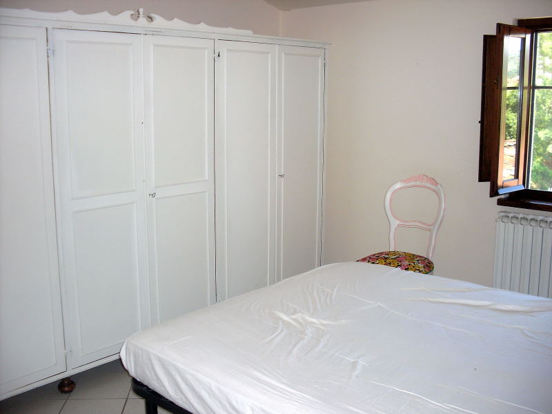 Cacchio-Anna-bilocale-arredato-camera-da-letto-430-Euro0001.jpg