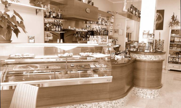 Vic.ze Montecatini Terme – Occasione ! – Attività di Bar ultradecennale ( 8 slots ) con proprio locale commerciale di mq. 100 + 60  €uro 235.000