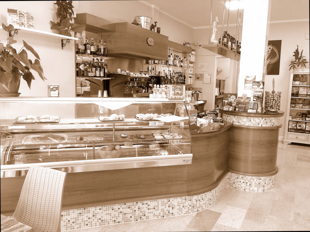Vic.ze Montecatini T. – Ns. Esclusiva –  ottimo Bar / panini e pranzi veloci / aperitivi, spazio attrezzato esterno, 3 slot machines RICH. €. 65.000