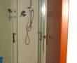 RIF.5110 bagno finestrato con box doccia nel seminterrato0001