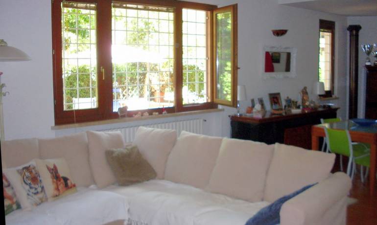 Montecatini T. – In zona nord residenziale bella villetta a schiera d’angolo con grande giardino e ampio garage Rich. 270.000 €uro