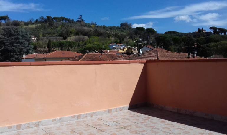 Montecatini Terme – Attico tipo bilocale completamente ristrutturato ed arredato con terrazza grande con vista panoramica €uro 63.000