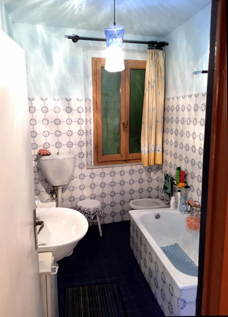 RIF.-5144-bagno-finestrato-azzurro-con-vasca0001.jpg