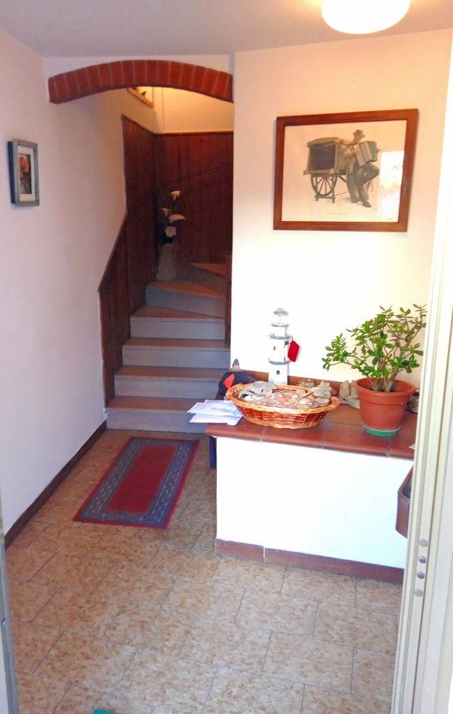 RIF. 5144 ingresso piano terra con scale interne0001
