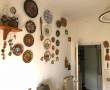 RIF. 5161 Bellandi Roberto Giannotti mamma cucina abitabile con belli piatti souvenir alla parete0001