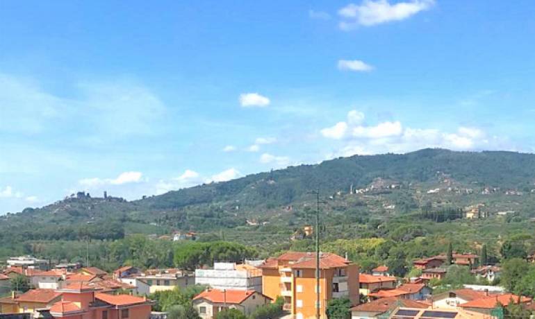 Montecatini Terme –  Occasione !! zona Musicisti Luminoso Appartamento abitabile mq. 73 con vista panoramica, balconi e posto auto coperto e cantina nel garage €uro 80.000