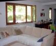 RIF.5110 luminoso soggiorno con divano bianco e camino0001